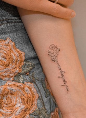 Tattoo palabra y flores