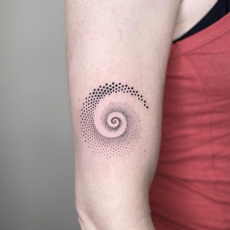 Tattoo espiral de puntos