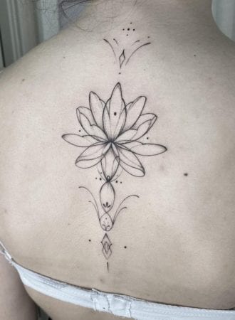 Tattoo linea fina flor de loto