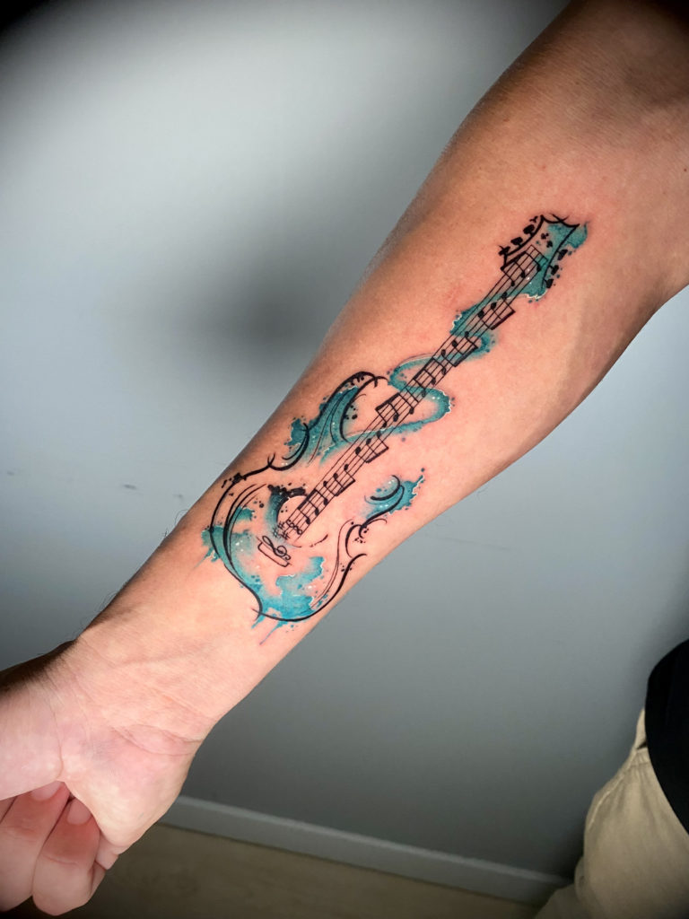 Tattoo guitarra acuarelas Betto - Avantgarde Tattoo Barcelona