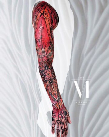 Tattoo brazo rojo geométrico