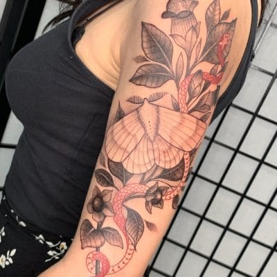 tattoo composición floral y polilla