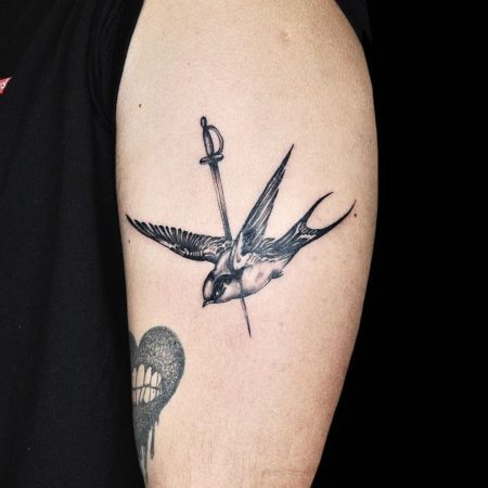 tattoo pájaro daga