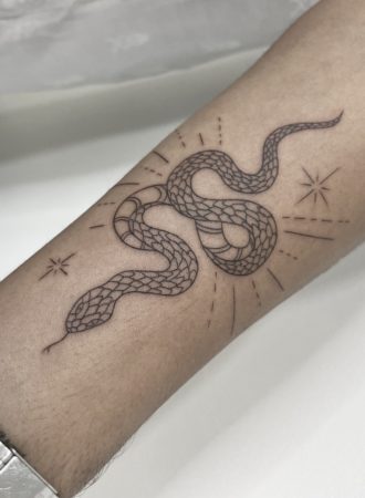 Tattoo serpiente fine line