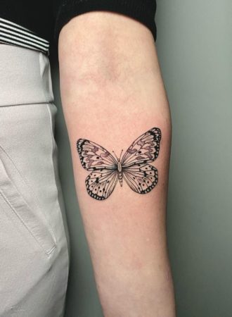 Tattoo mariposa fine line