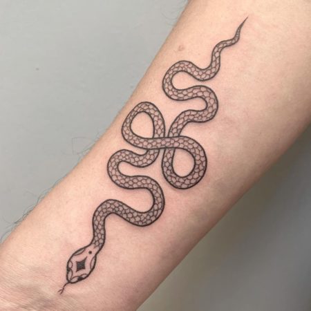 Tattoo serpiente fine line