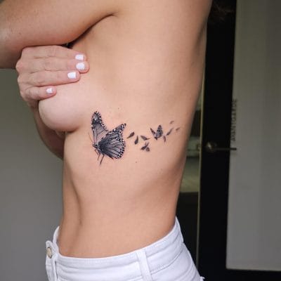 tatuaje costillas mujer mariposas delicadas y pequeñas