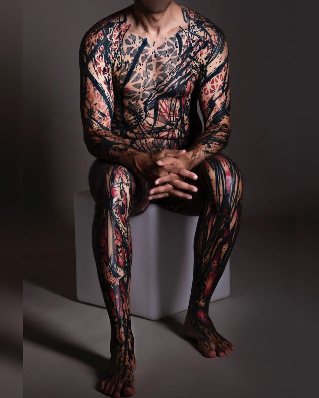 Hombre tatuado con un estilo abstracto en un estudio de Barcelona Avantgarde tattoo