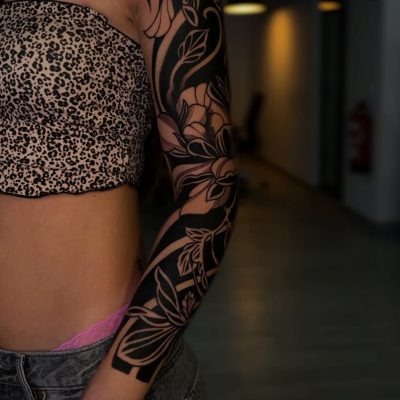 Tatuaje floral en la manga