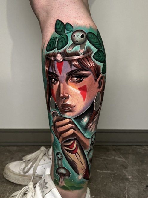 Tatuaje anime a color de un personaje femenino en la pierna