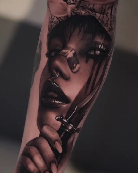 Tatuaje realista en blanco y negro de un rostro femenino