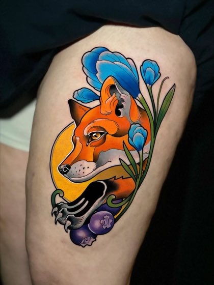Tatuaje neotradicional a color de un zorro con flores