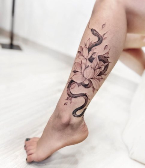 Tatuaje fine line de una serpiente en la pierna