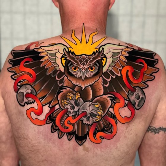 Tatuaje de b&uacute;ho a color en el pecho
