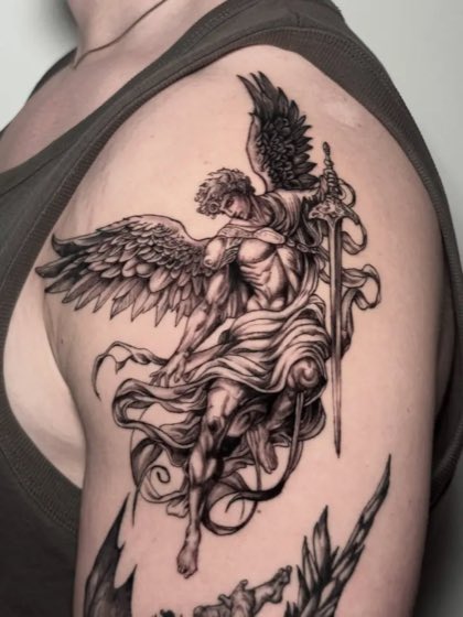 Tatuaje realista de una escultura de &aacute;ngel en el hombro