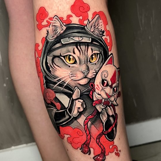 Tatuaje anime a color en el brazo