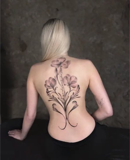Tatuaje bot&aacute;nico de flores en la espalda