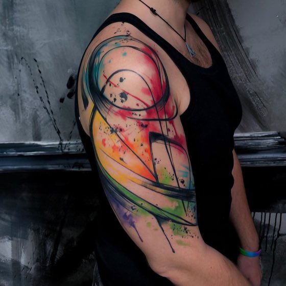 Tatuaje acuarela a color en el brazo