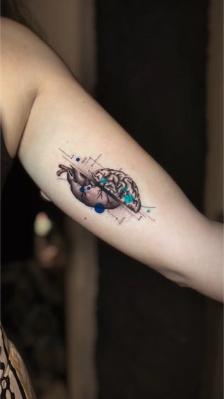 Tatuaje vanguardista de peque&ntilde;o formato en el antebrazo