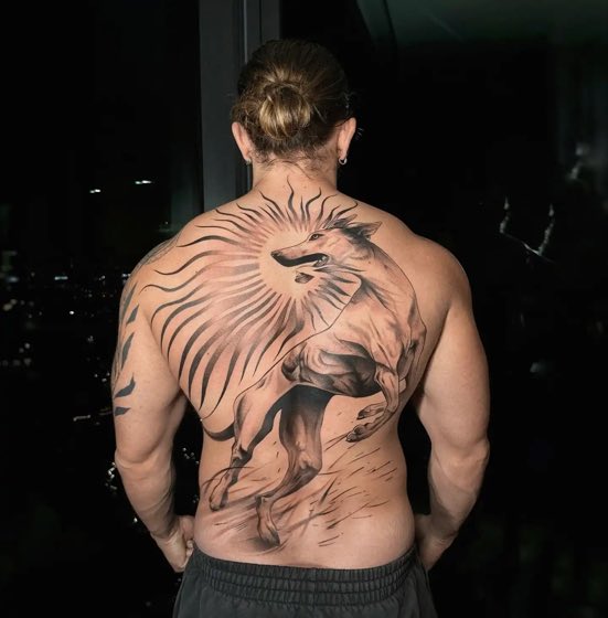 Espalda completa tatuada en black work