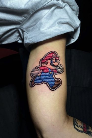 Tatuaje ilustrativo a color de un personaje de videojuego