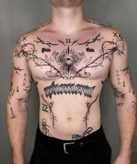 Tatuaje de lettering y fine line en el torso