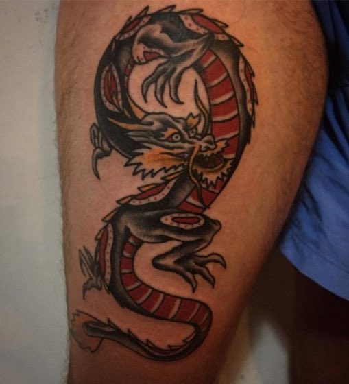 Tatuaje japon&eacute;s de un drag&oacute;n a color en el brazo