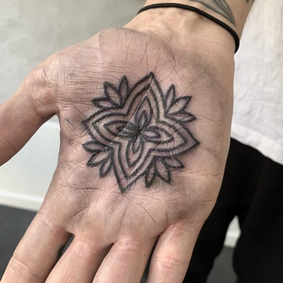 Mandala en dotwork tatuado en la mano