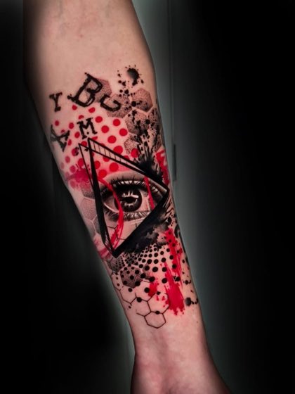 Tatuaje trash polka en rojo y negro en el antebrazo