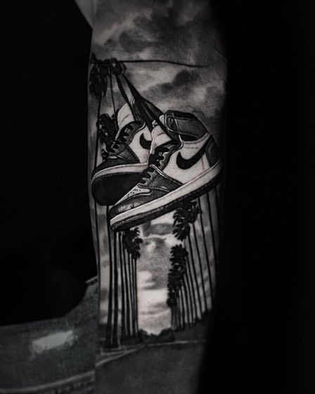 Tatuaje realista de una zapatilla en blanco y negro