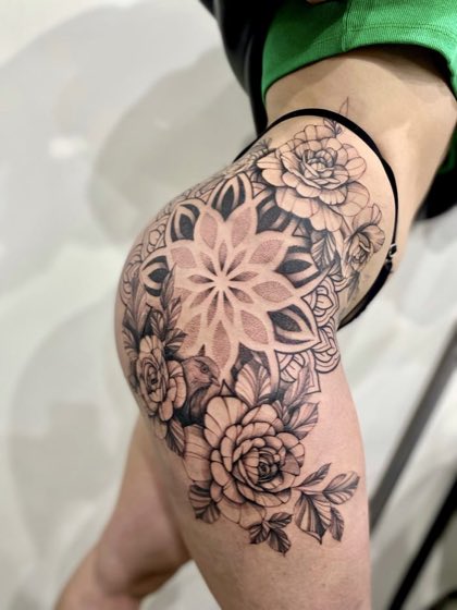 Tatuaje bot&aacute;nico de flores en el hombro