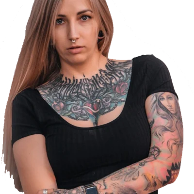 Tasha, tatuadora especializada en estilo botánico en Avantgarde Tattoo Barcelona